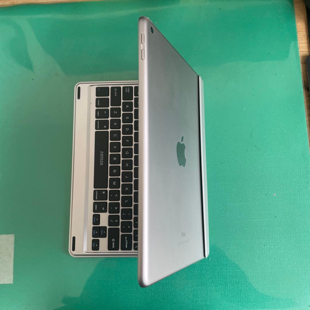 Apple iPad 第五世代 Wi-Fi 32GB シルバーキーボード付き