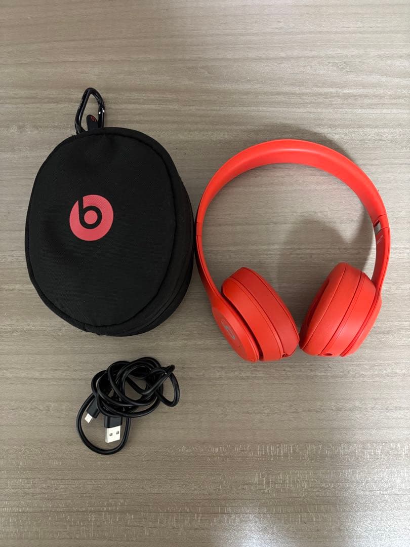 【付属品揃ってます】美品　Beats Solo3ワイヤレスヘッドホン レッド