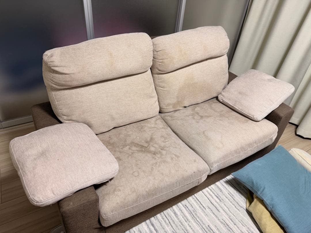 ベージュのファブリック2人掛けソファ