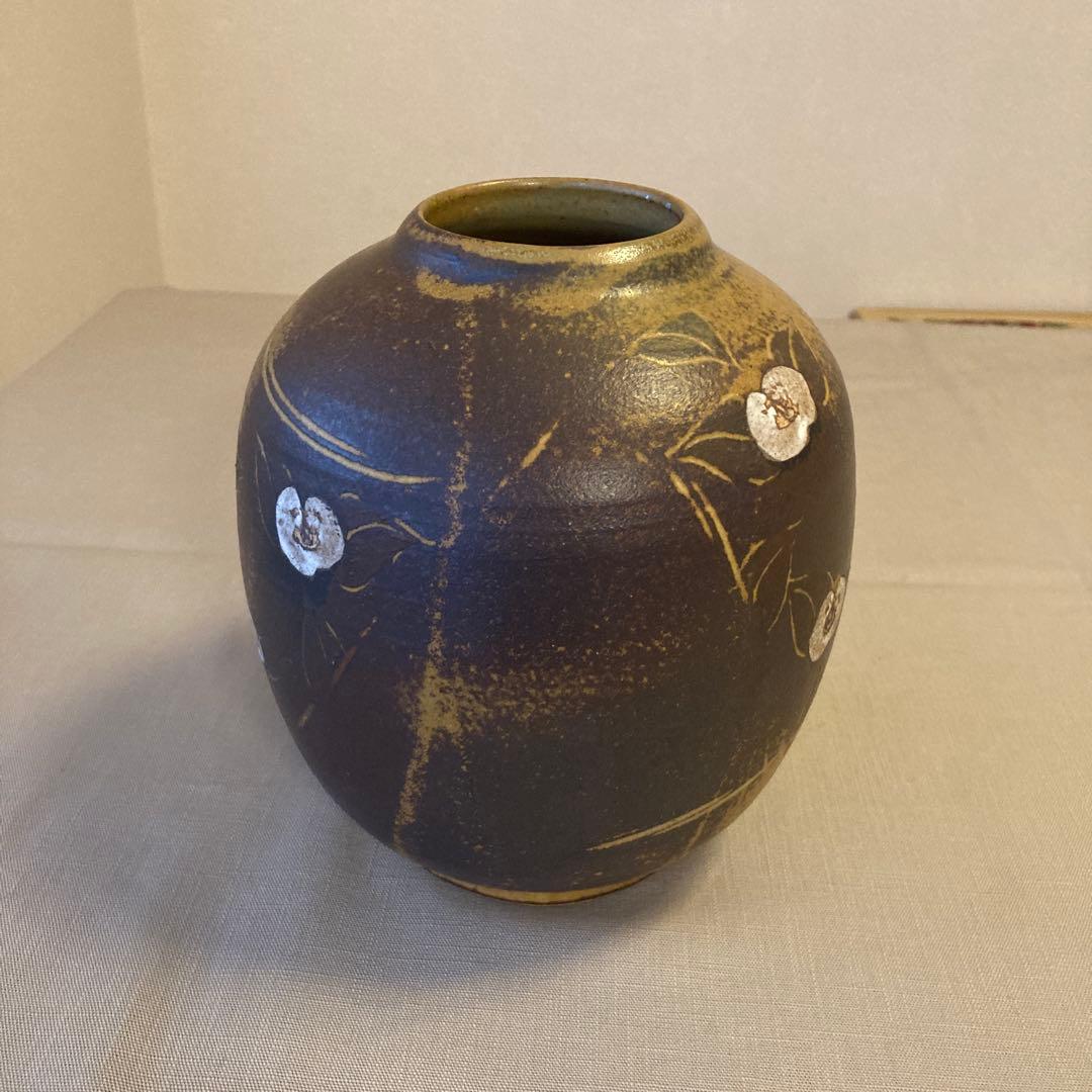 花瓶「白抜椿文壺」伊賀焼 谷本洋