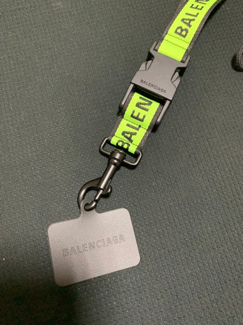 バレンシアガ ネックストラップ 蛍光イエロー