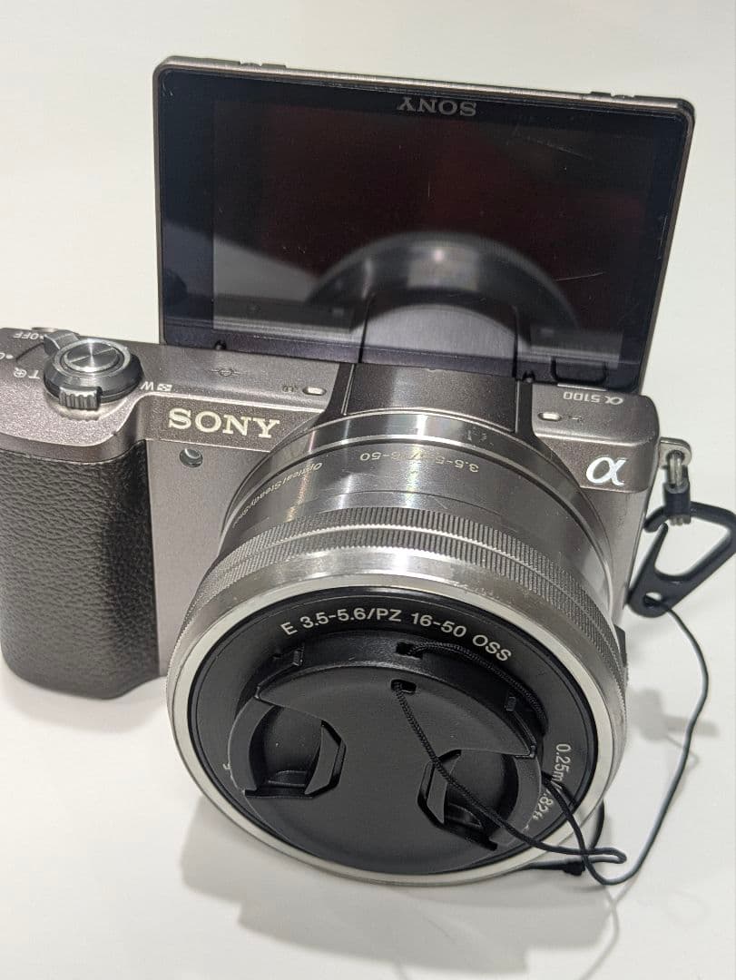 ソニーのミラーレス一眼 α5100　望遠ズームレンズ付き