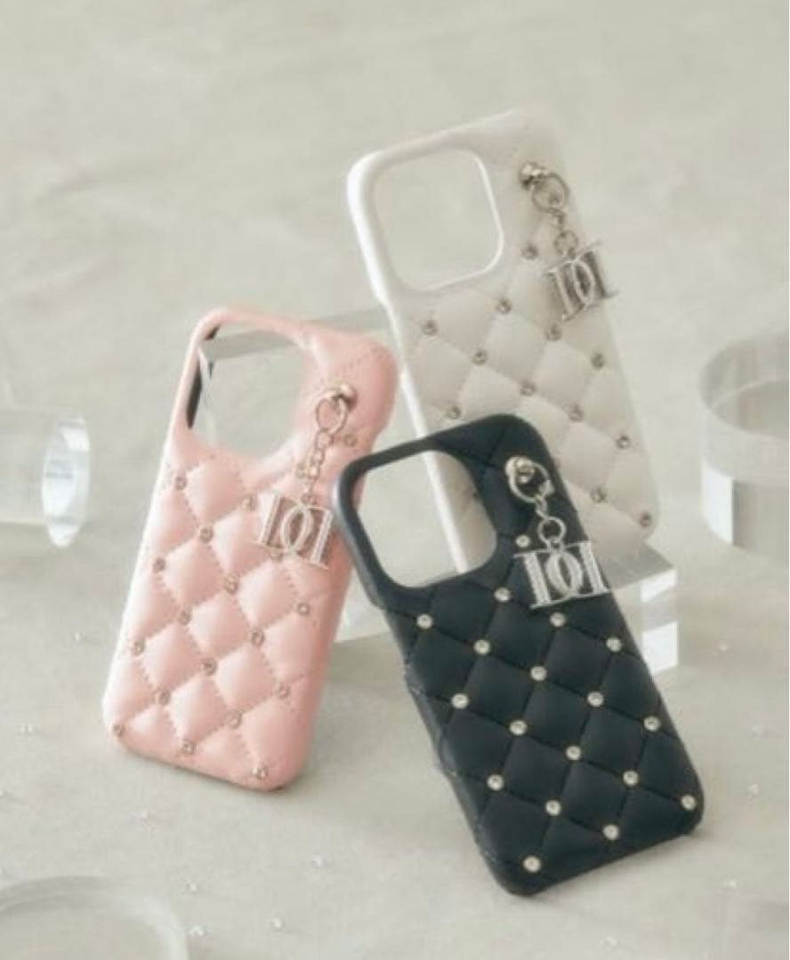ダーリッチ　キルティングビジューDDチャームiPhoneケース　15pro