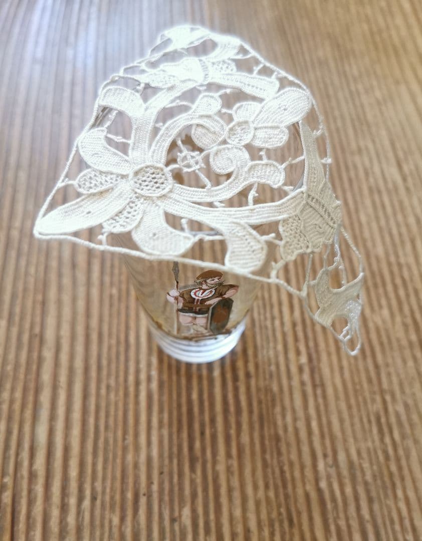 アンティークフランス購入 兵士の横顔と蘭の花✾ トライアングル型 レースドイリー