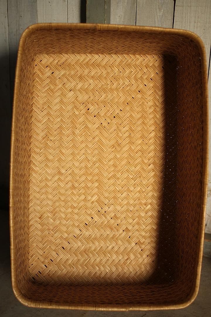 状態良く形の綺麗な古い竹編みの収納かご　行李