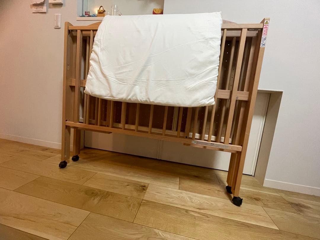折りたたみベビーベッド 木製ベビーベッド キャスター付き マットレス付き