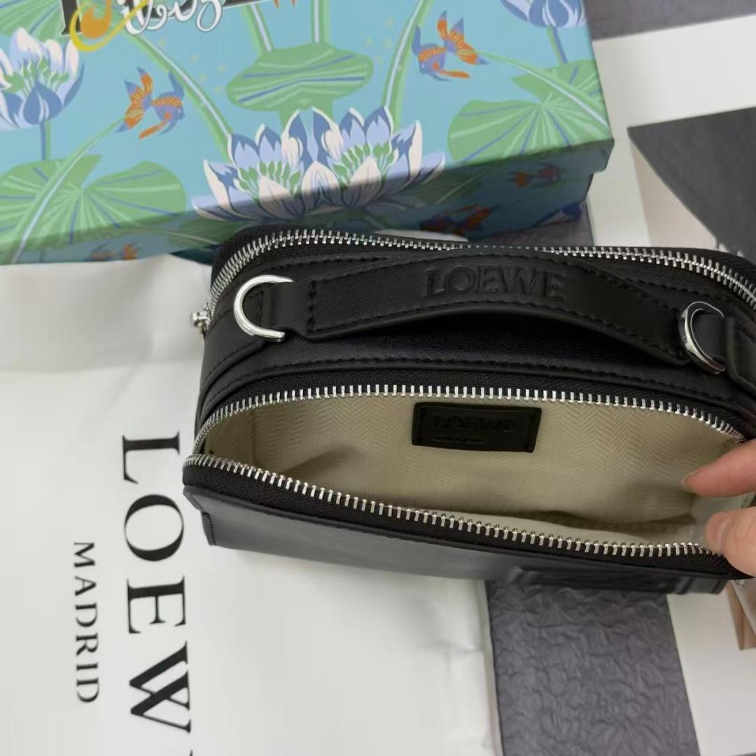 ブラックレザーのメッセンジャーバッグ