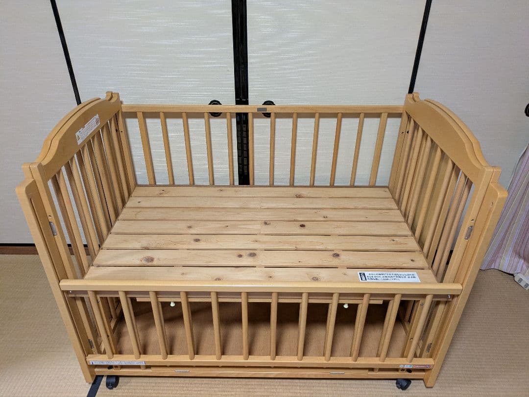 【2000円値下げ中】木製ベビーベッド キャスター付き（直接引取可能）