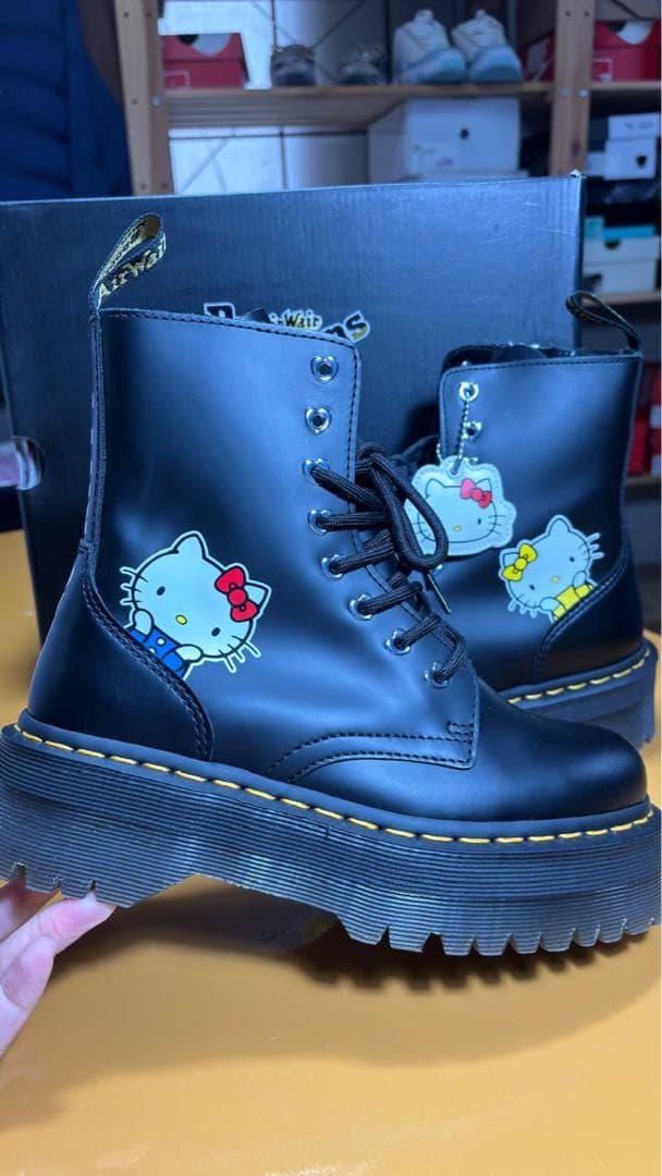 Dr. Martens ハローキティ Jadon HK厚底ブーツ