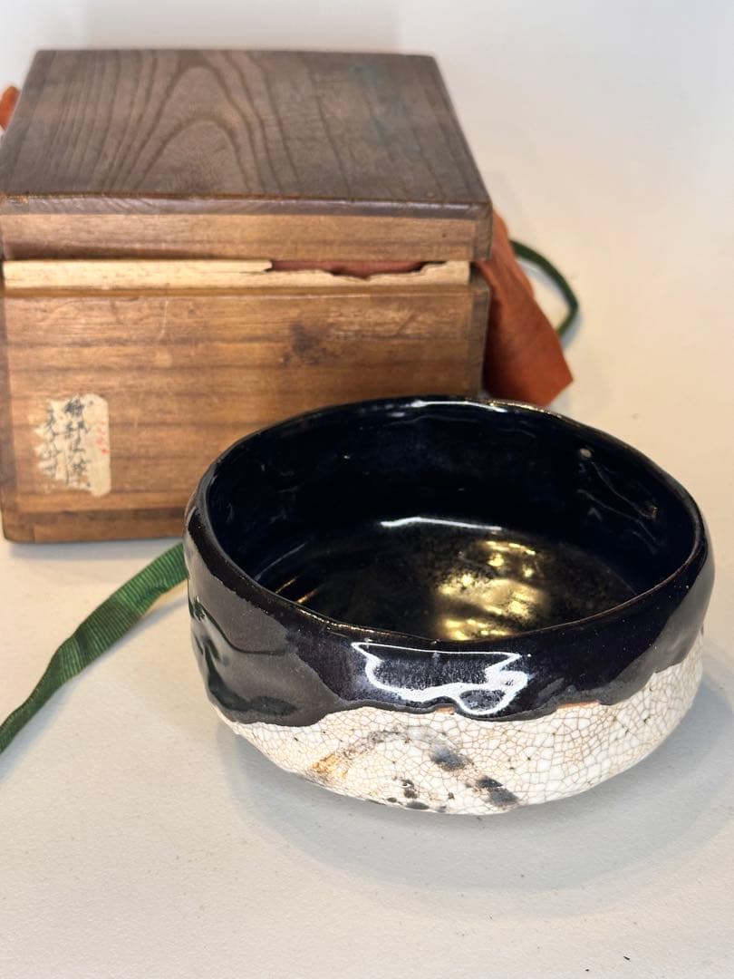 織部焼 日本製 黒釉 茶碗 茶道具 共箱 共布 底款有り