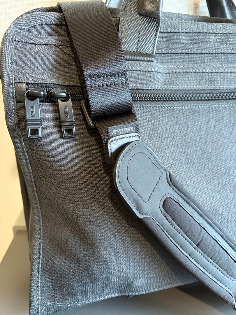 TUMI ビジネスバッグ鞄 レザー本革グレー灰色 スリム