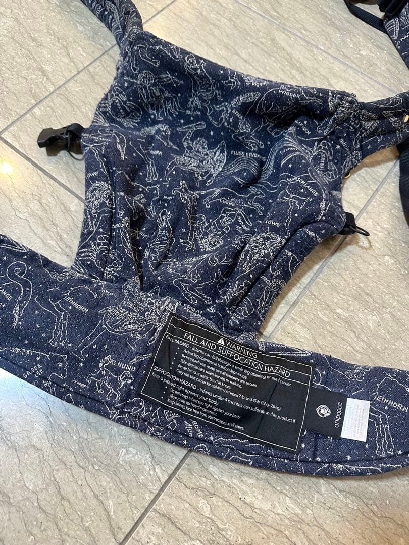 【artipoppe】 アーティポッペ　抱っこ紐 星座柄　インサート付き