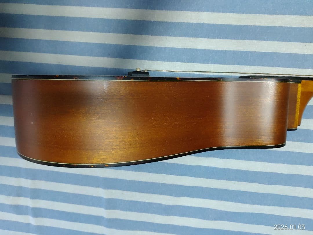 Morrisのカッタウェイ・アコースティックギターS-30ハードケース付きです。