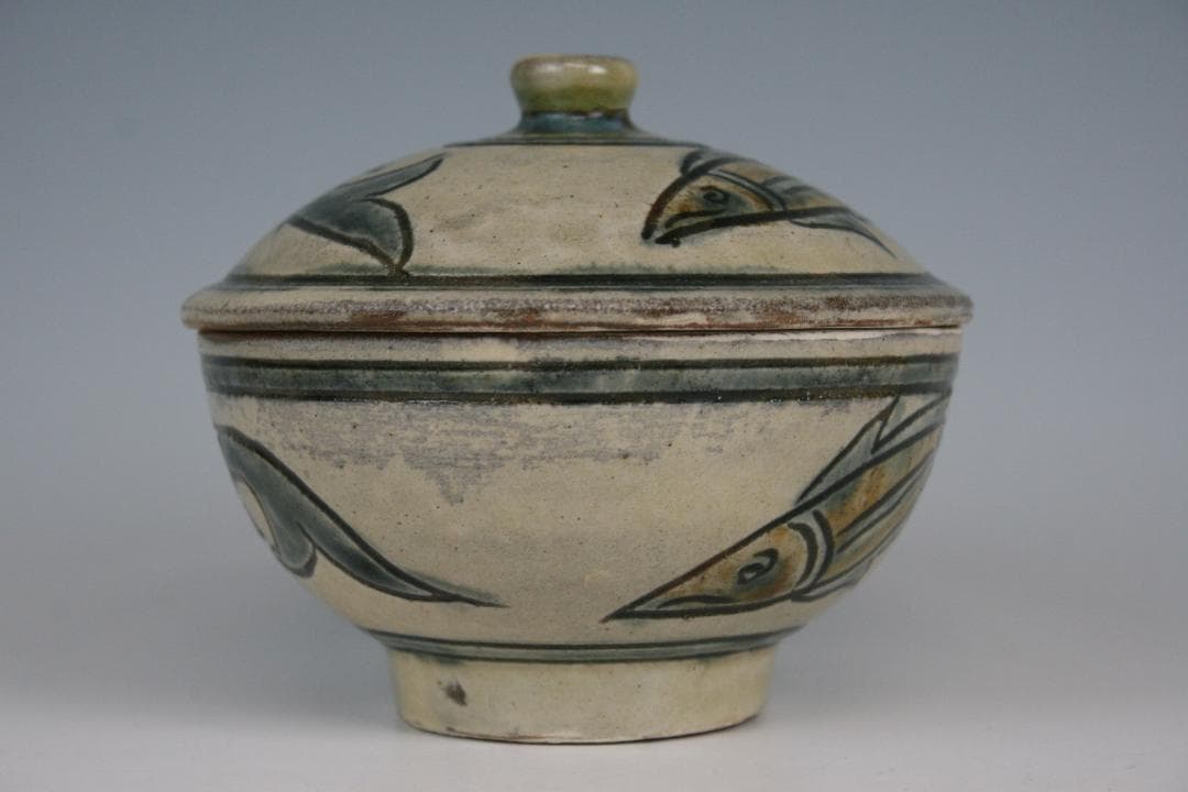 壺屋焼 人間国宝 金城次郎 作　魚文蓋物（タラフー）