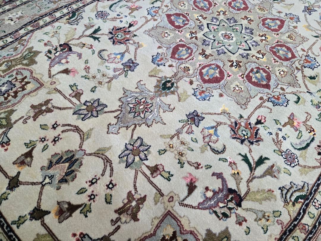 ペルシャ絨毯100%手織り素材シルクとウールタブリーズ産 約160x100cm