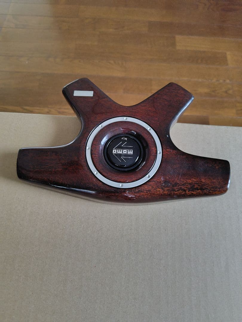 モモダークウッドハンドル 4本スポーク フルパッド付き