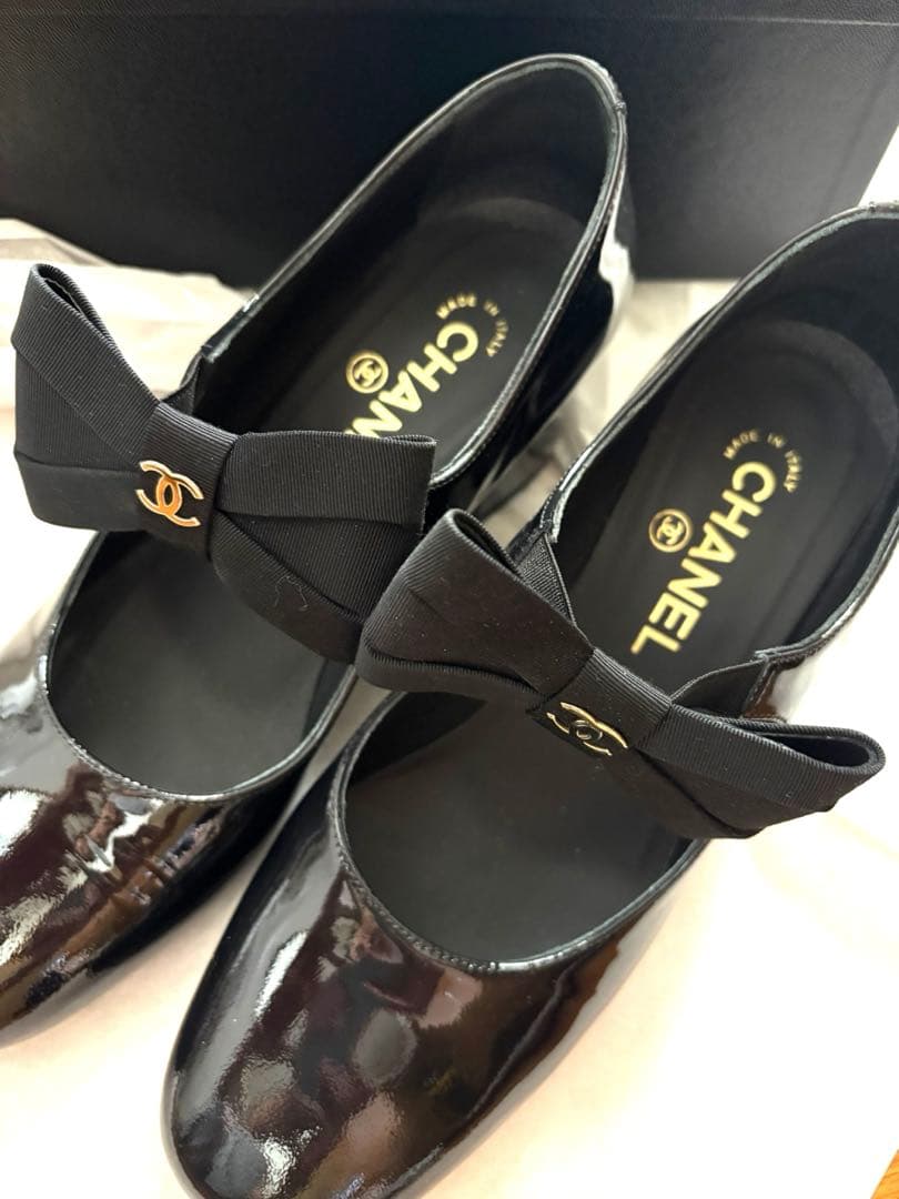 CHANELエナメルリボンストラップシューズ
