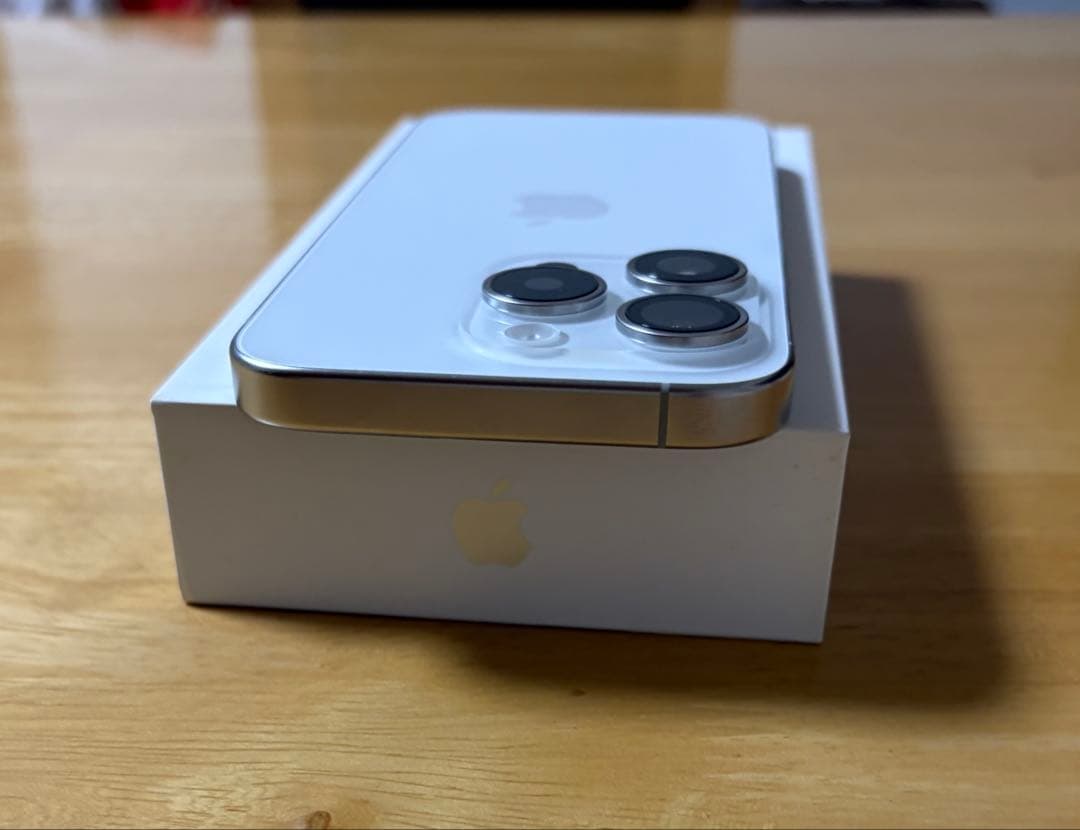 KUBOTA Apple iPhone 15 Pro ホワイトチタニウム