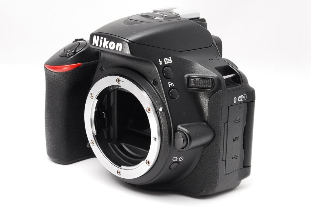 momo ❤美品❤Nikon D5600❤ダブルズームキット❤一眼レフ