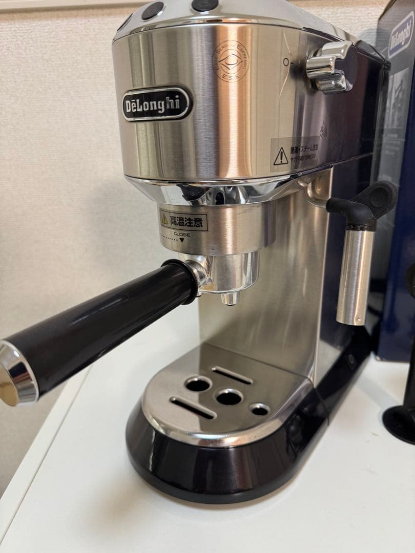 DeLonghi Dedica EC680M エスプレッソマシン