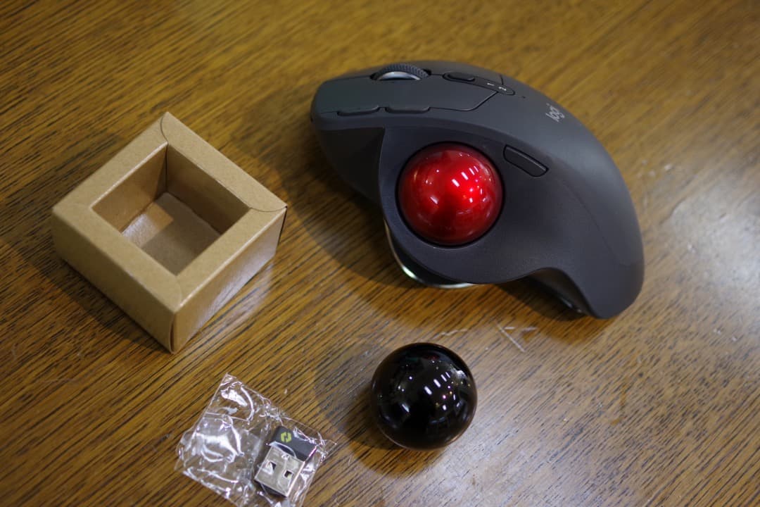 logicool MX ERGO S（黒玉+赤玉）