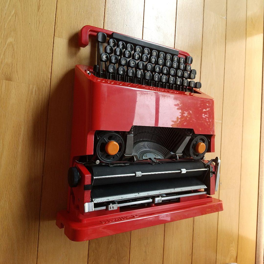 クラシック赤色タイプライター
