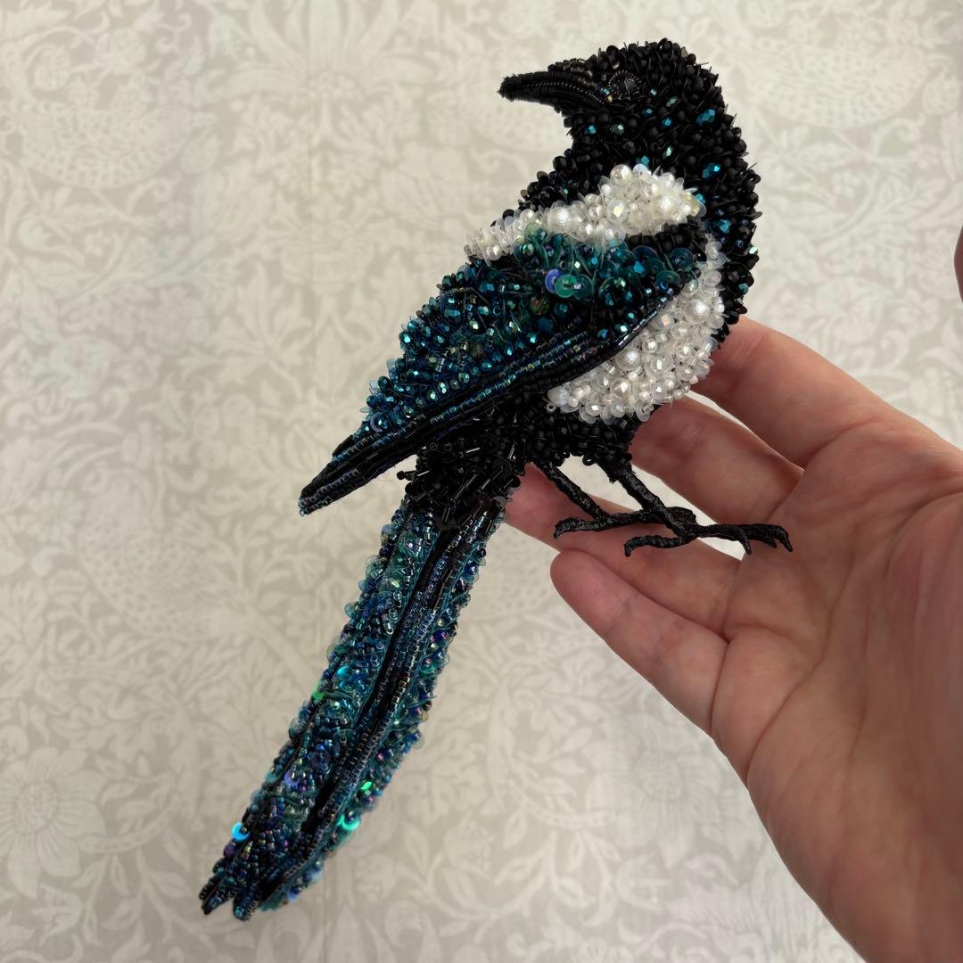 【カササギ】ビッグサイズ ビーズ刺繍ブローチバッグチャーム