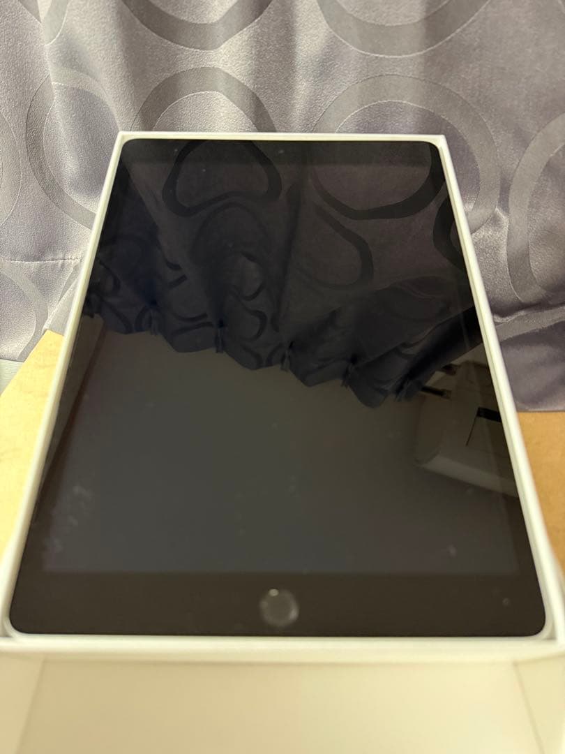 iPad (第9世代) Wi-Fi + Cellular 64GB 背面少し亀裂