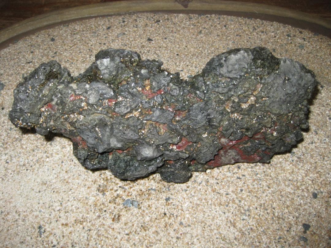 稲*曽様 水石　産地不詳　11cm x 23 x 11cm