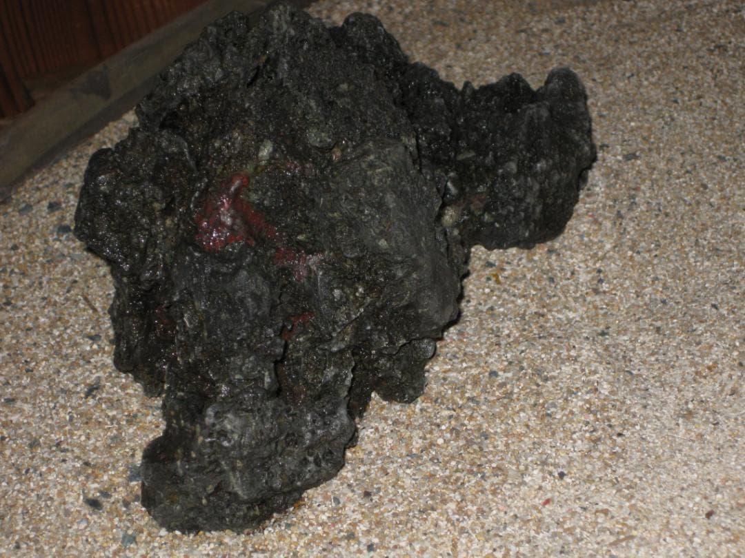 稲*曽様 水石　産地不詳　11cm x 23 x 11cm