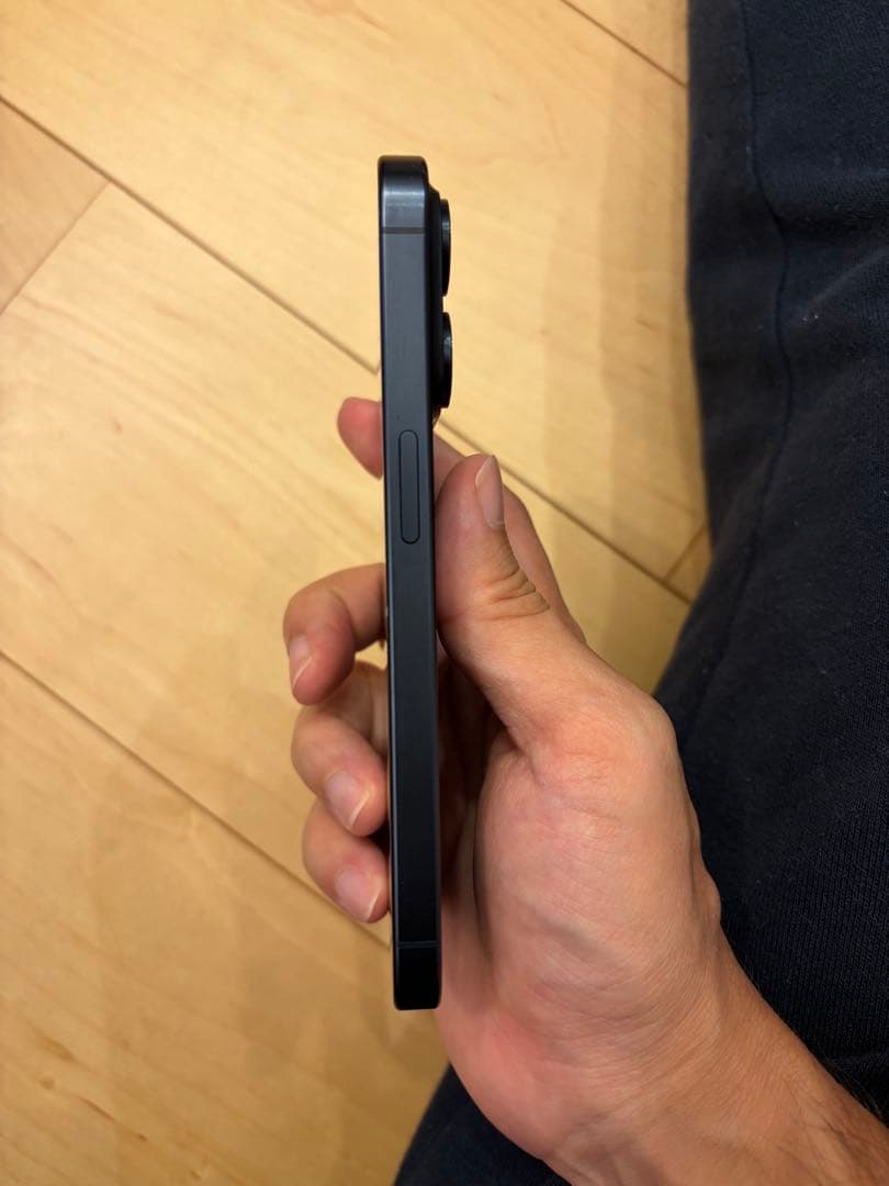 【値下げ・極美品】iPhone 15 Pro (新品カバー、フィルム付き)