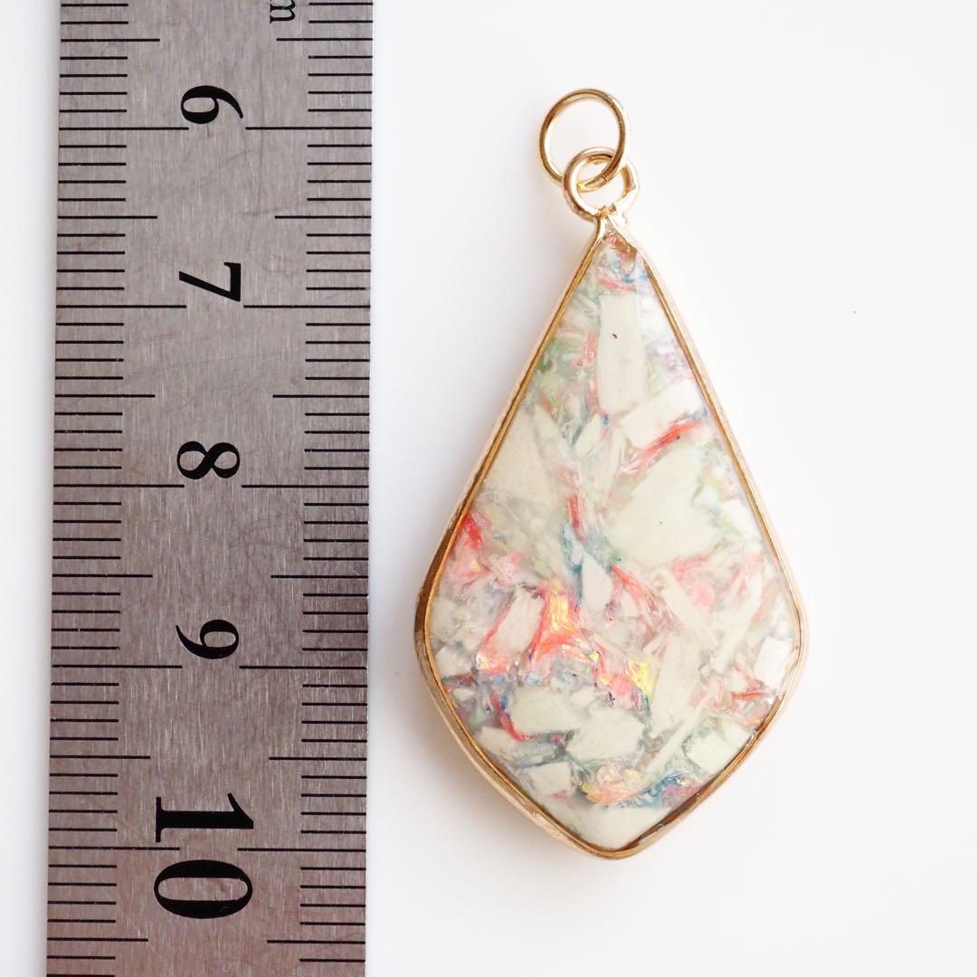 【Noel】高品質ホワイトシェル彫刻の大粒ネックレストップ