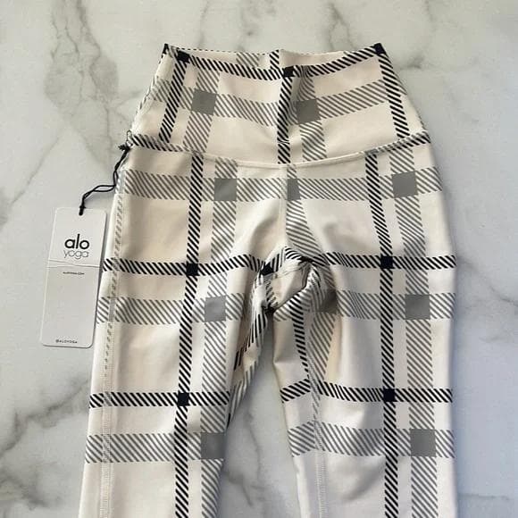 Alo Yoga　Airlift High-Waist レギンス