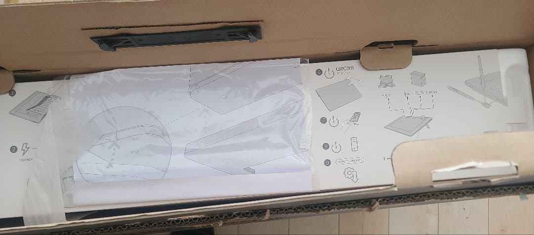 Wacom Cintiq Pro 32 (DTH-3220) 元箱・スタンド付