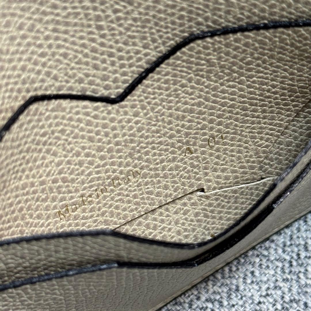 ヴァレクストラ パスポートケース 6カード トラベルドキュメントホルダー