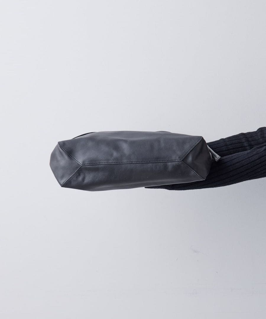 【美品】 ear PAPILLONNER 牛革 シンプルフラップショルダーバッグ
