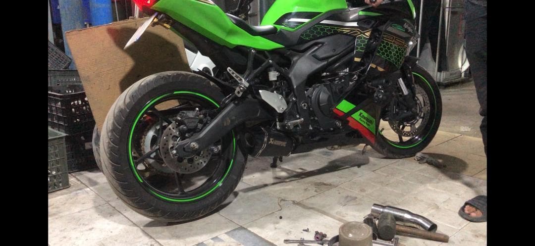セール中　Zx25r/zx4r フルエキゾースト　ショート管　サイレンサー付き