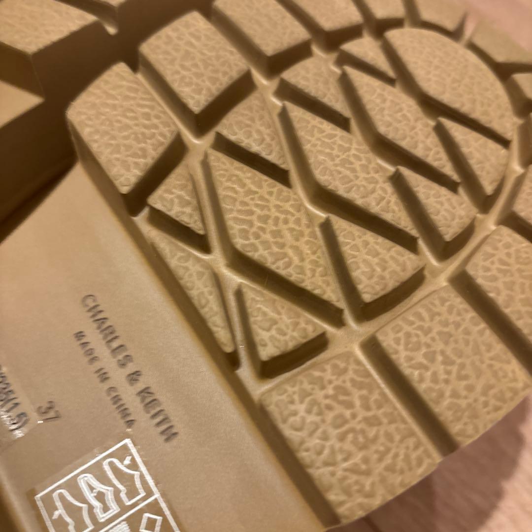 Bergen ベルゲン テクスチャーファートリムバックルプラットフォームミュール