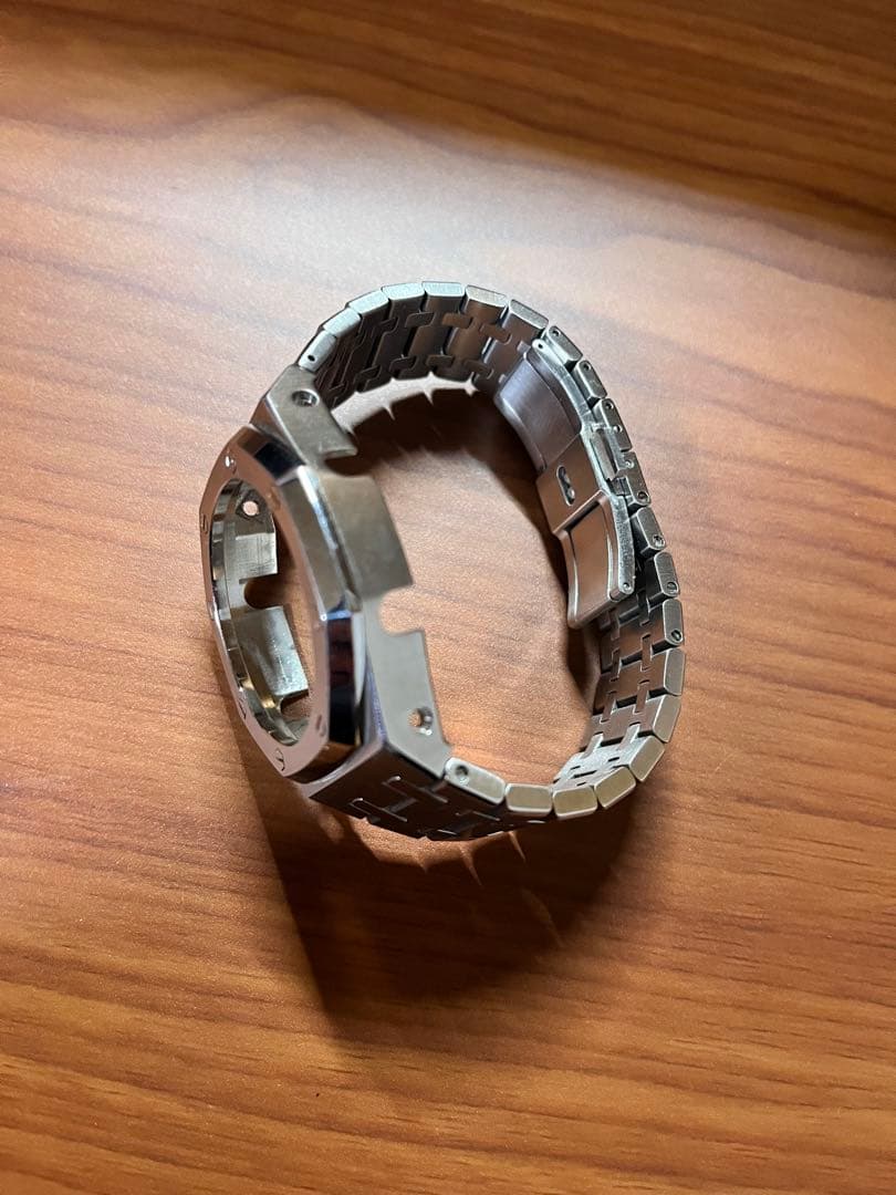 カシオ Gショック GM-2100-1AJF (楽天)、メタルケース(メルカリ)