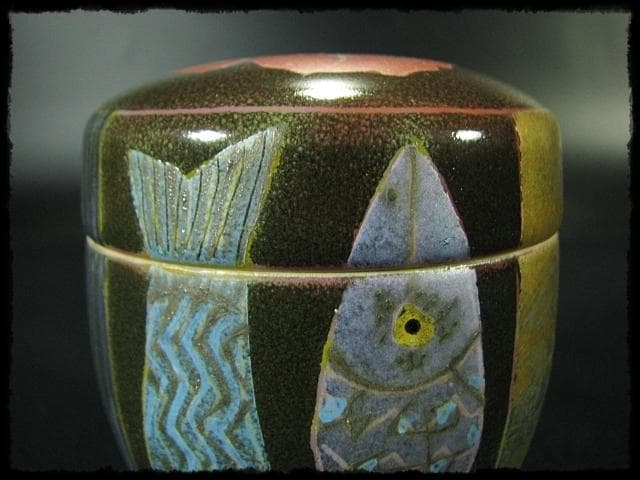 人気作家 伊藤 北斗 釉刻色絵金銀彩 茶入 バラ 魚 四方桟 共箱 e166