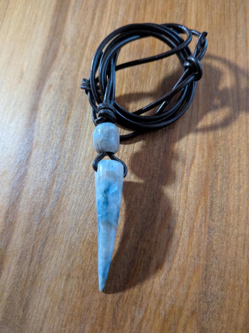 柚*桃様 天然石 こん沢翡翠青い尖った牙型ペンダント レザー紐付き