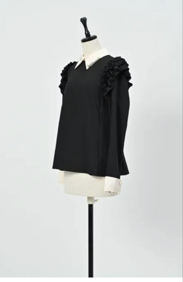 hue day to evening フリルダブルカフスブラウス