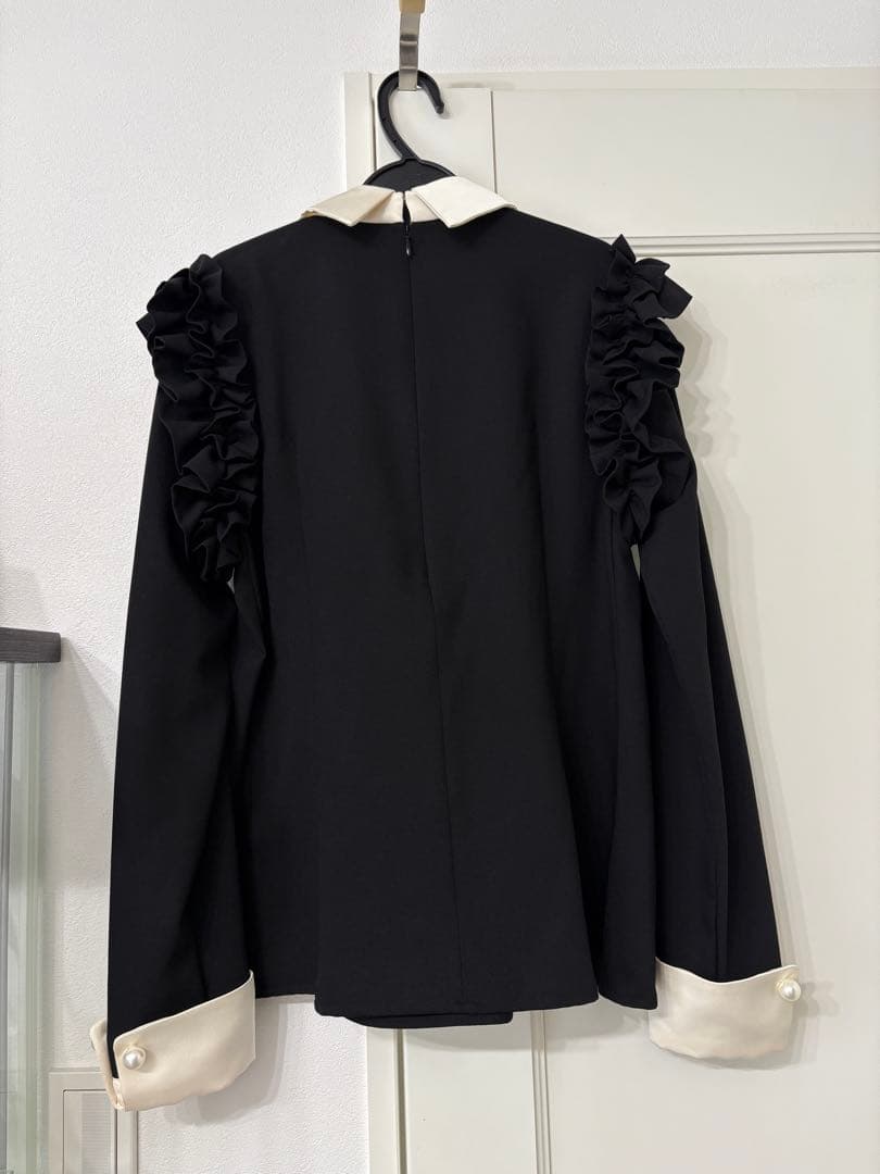 hue day to evening フリルダブルカフスブラウス