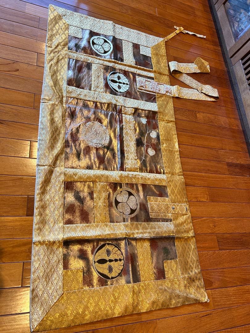 伝統的な金色の衣桁