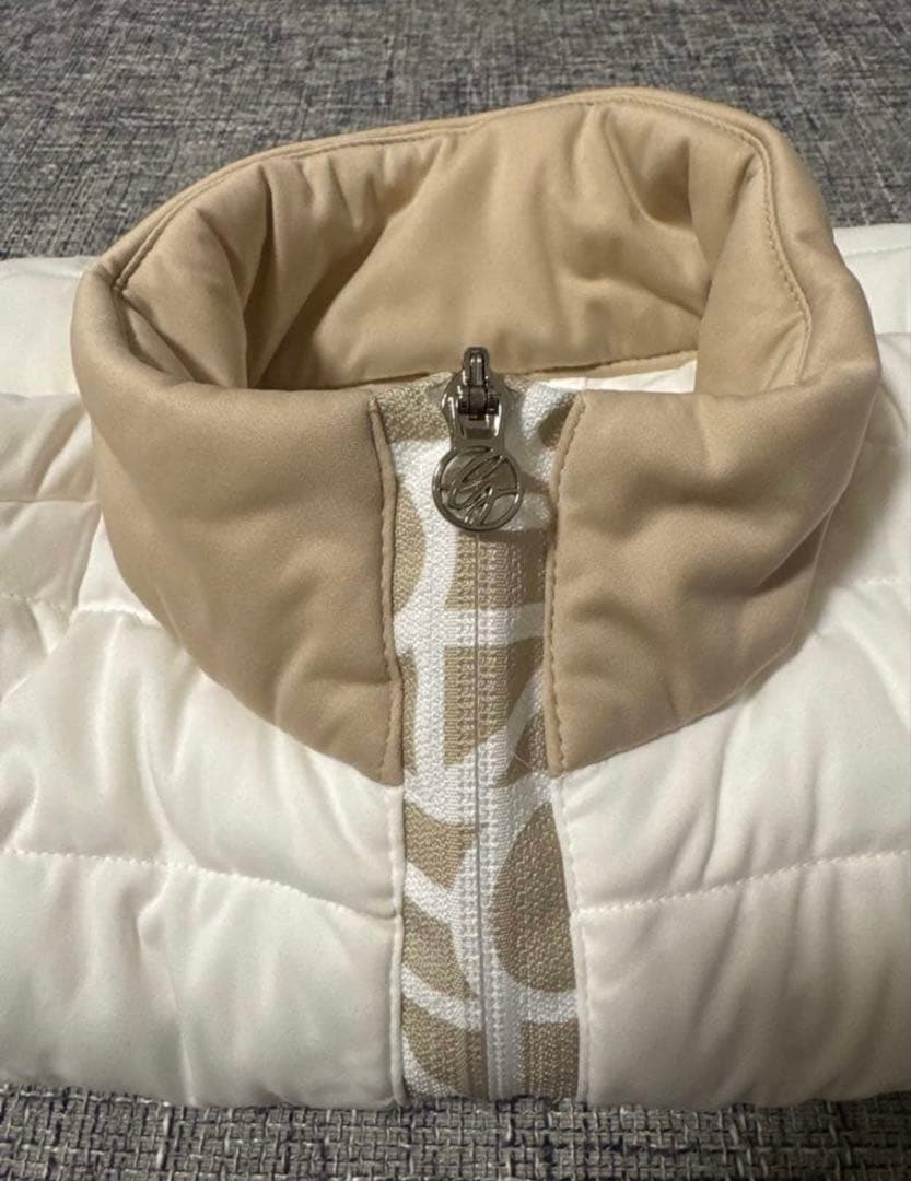 デサント　ゴルフ　ダウンベージュ ダウン　美品　S 未使用近く