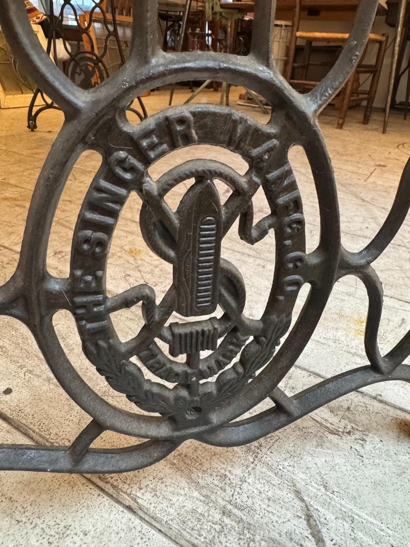 アンティークドアデスク シンガーミシン脚 ガラス天板 店舗作業台 机 テーブル