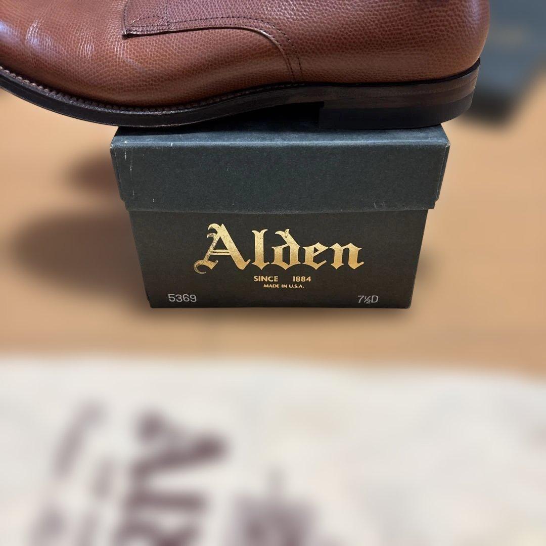 ブラウン型押しレザードレスシューズ