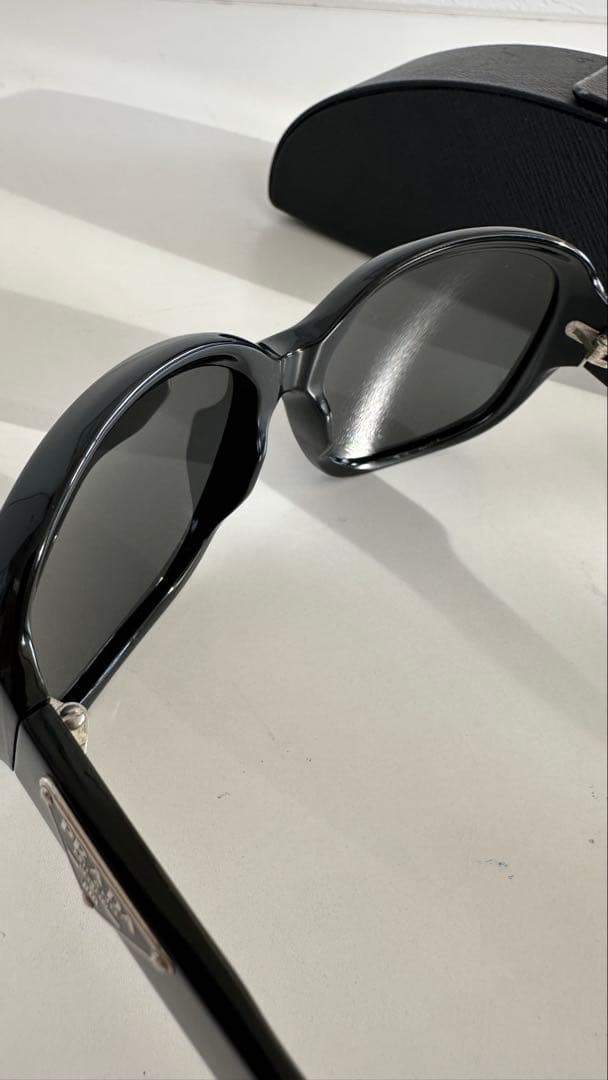 Prada ブラック サングラス