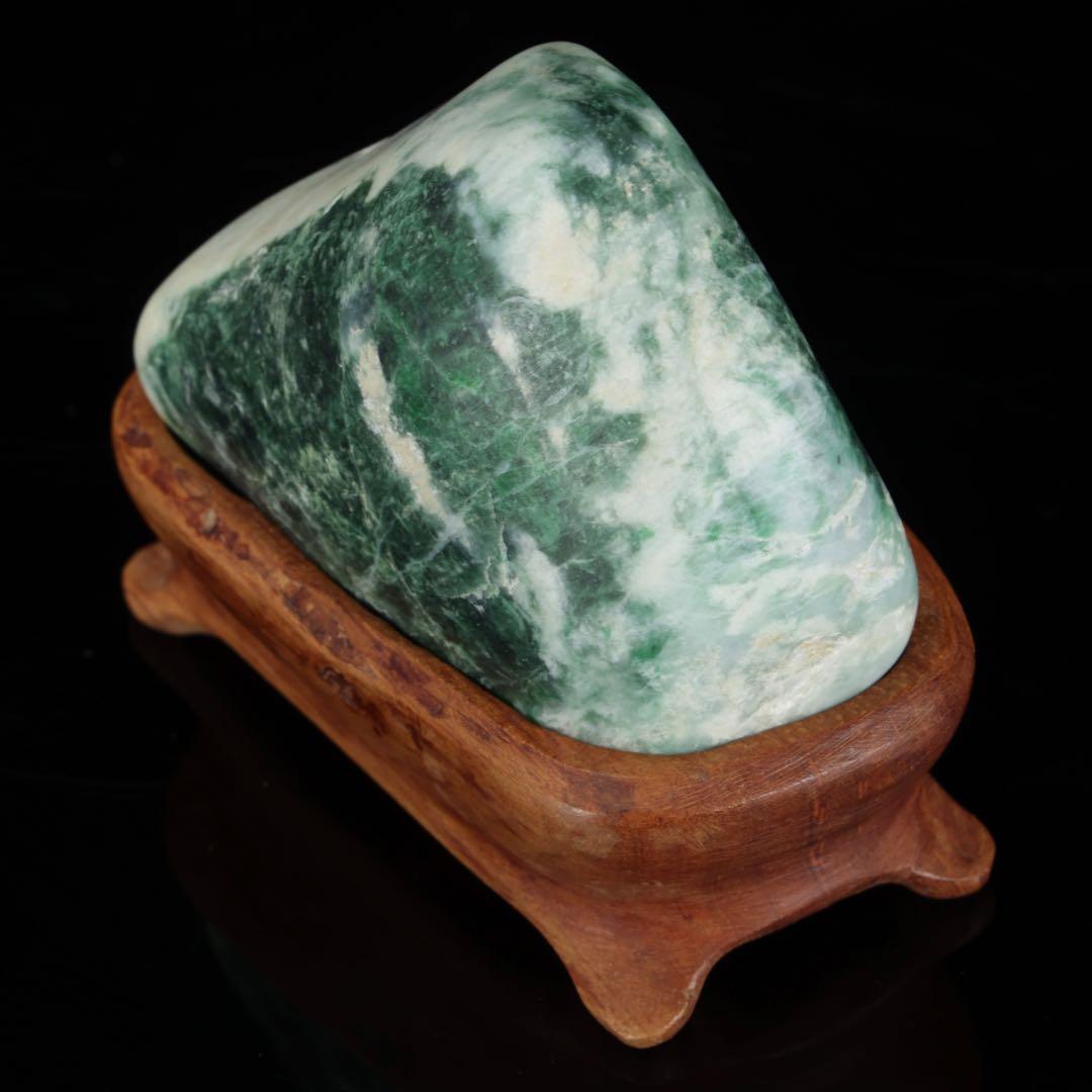 糸魚川産 天然翡翠石 共箱・台座付 美麗濃緑色 鑑賞石 原石 水石 飾石 逸品