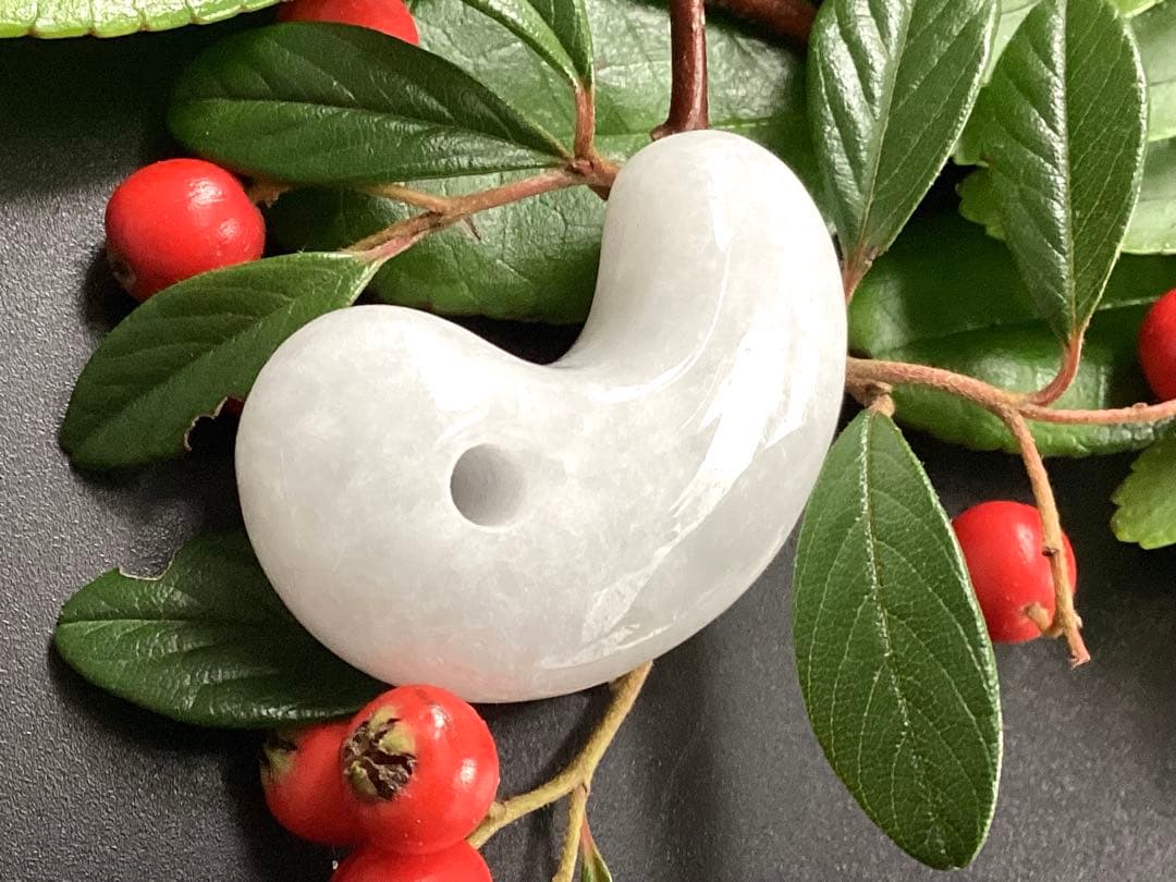 ✳白色糸魚川翡翠勾玉　本物保証品ジェダイト　即ご決断購入を　御守りをお身近に‼️